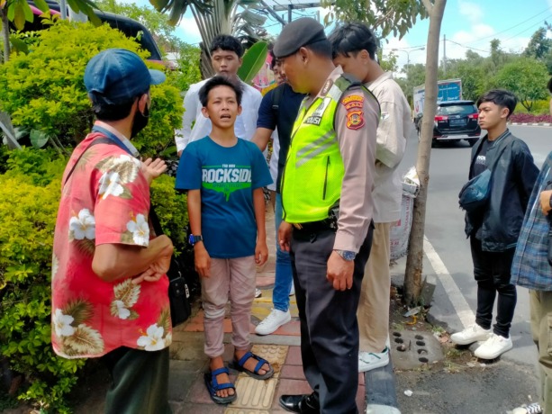 TERSESAT: Polisi sedang berupaya komunikasi dengan bocah tersesat jalan dan lupa jalan pulang di bypass ngurah rai.