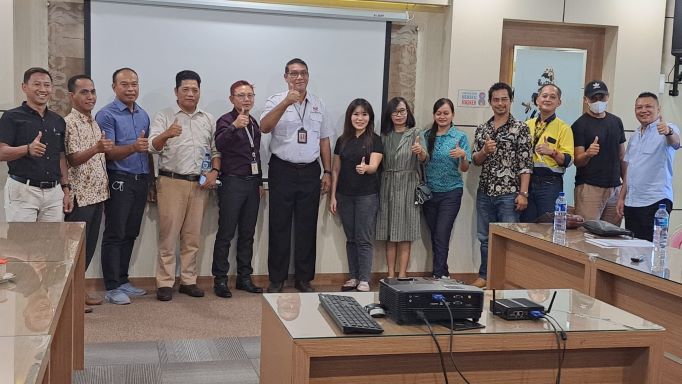 TITIK TEMU: Para pihak foto bersama setelah melakukan pertemuan yang di fasilitasi pihak ASDP Gilimanuk (9/1/2023)
