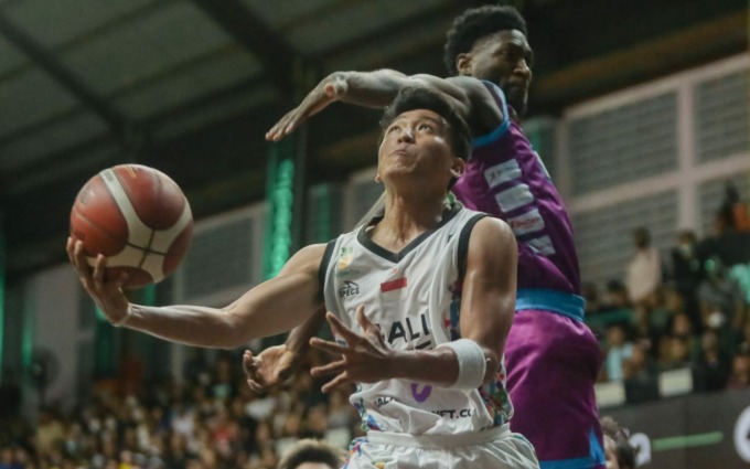 KALAH TIPIS: Tim Bali United Basketball berebut bola dengan RJ Amartha Hangtuah Jakarta Minggu (15/1/2023).