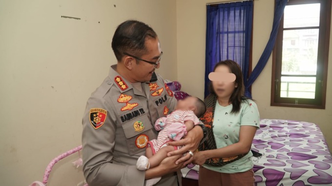 BARU MELAHIRKAN: Kapolresta Denpasar Kombes Pol. Bambang Yugo Pamungkas saat menjenguk bayi cewek michat korban pembunuhan di Panjer Denpasar.