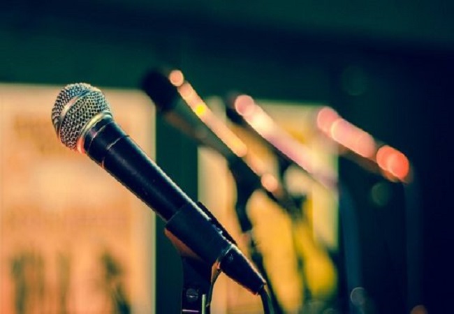 PENGEDAR: Ilustrasi seorang pemandu lagu kedapatan membawa 21 paket sabu di tempat hiburan malam. (dok JawaPos.com)