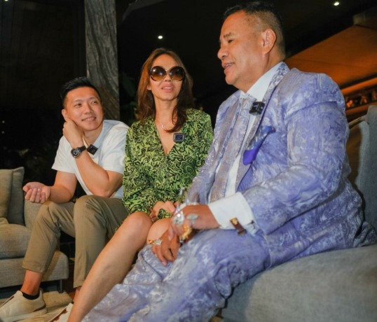 (ki-ka) Owner HWG Andrew, Bunda Corla dan pengacara kondang Hotman Paris. (ist)