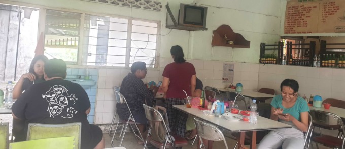 PUNYA PENGGEMAR FANATIK : Suasana di Depot Batan Sabo, Denpasar, yang dikenal dengan penikmat fanatiknya. (foto: ni kadek novi febriani/radar bali)