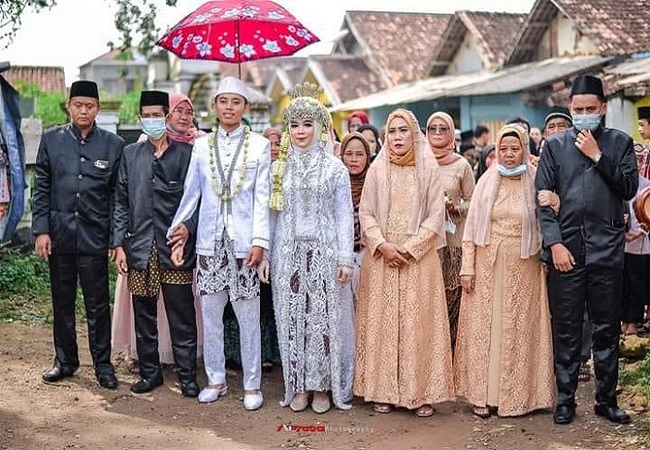 Rozy Zay Hakiki (tiga dari kiri) diduga selingkuh dengan mertuanya sendiri (tiga dari kanan)./Twitter Rozy