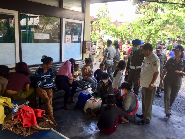 DIPULANGKAN: Sebelum dipulangkan ke daerah asalnya, belasan Gepeng tersebut diberikan pembinaan oleh Pol PP Gianyar.