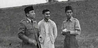 HOAKS SETELAH DICEK FAKTA: Pria yang berdiri di antara Bung Karno dan Jenderal Soedirman tersebut  adalah Mohammad Yunus, Duta Besar India,  bukan kakek Anies Baswedan.  [foto:istimewa]