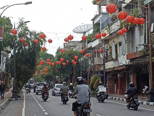 WARNA LAIN: Jalan Gajah Mada Denpasar dengan lampion layaknya kampung Tiongkok.