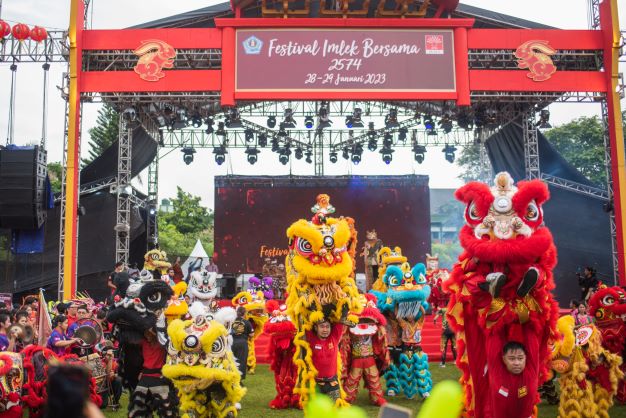 MERIAH DAN CERAH: Suasana Imlek bersama Tahun baru China 2574 di area Catur Muka Denpasar diwarnai dengan atraksi Barongsai dan berbagai pementasan lain Minggu (29/1/2023).