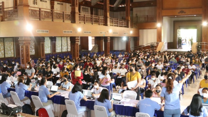 BERGAIRAH: Susana pelamar pekerjaan di auditorium Jembrana untuk warga Jembrana yang akan berkerja di salah satu perusahan yang berinvestasi di Jembrana. Foto: Humas Pemkab Jembrana for Radar Bali