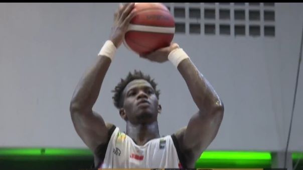 ANDALAN TIM BASKET BALI UNITED: Julius Bowie, Bali United. Sempat unggul 4 poin akhirnya kalah saat melawan Bima Perkasa Jogja. (foto:istimewa)