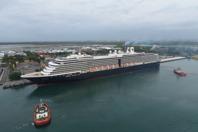 PERDANA DI TAHUN 2023: kapal Pesiar berbendra Belanda MV Westerdam merapat di Pelabuhan Benoa Senin (16/1/2023)