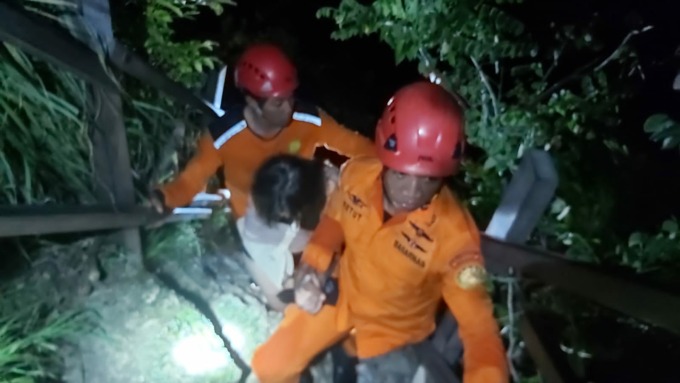 NYARIS FATAL: Petugas dari BPBD Kabupaten Klungkung sedang mengevakuasi korban cedera lengan wisatawan Rusia di Pantai Klingking Nusa Penida Klungkung