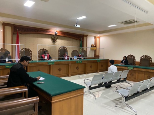 RINGAN: Terdakwa I Komang Nindya Satnata menjalani dengan agenda putusan, tekait kasus Korupsi Badan Usaha Milik Desa (BUMDes) Kertha Jaya, Desa Besan, Dawan, Klungkung, Senin (30/1/2023)