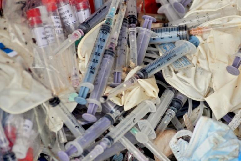 LIMBAH BAHAYA: Salah satu contoh limbah medis berupa bekas jarim suntik, masker, sarung tangan, botol obat-obatan, potongan organ pasien dan lainnnya harus diolah khusus agar tak membahayakan kesehatan.
