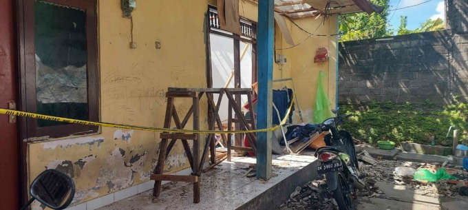 MASIH JADI TEKA-TEKI : Garis polisi terpasang di teras depan Kos No 3 dan Nomor 4, Jalan Kebo Iwa Utara  Gang Gandari, Banjar Batu Paras, Padangsambian Kaja Denpasar. (foto : andre sulla/radar bali)