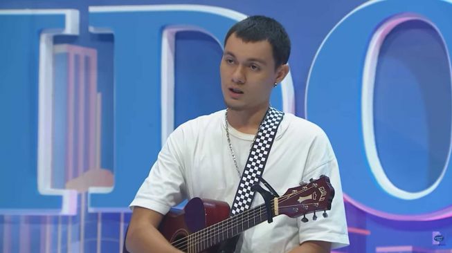 GANTI PROFESI?: Nyoman Paul Aro saat tampil di panggung Indonesia Idol.
