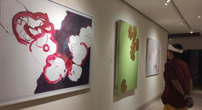 KOMPAK : Karya-karya lukisan Made Wianta dan Stephan Spicher dipamerkan bersama di Komaneka Art Gallery, Gianyar. (foto : marsellus pampur/radar bali)