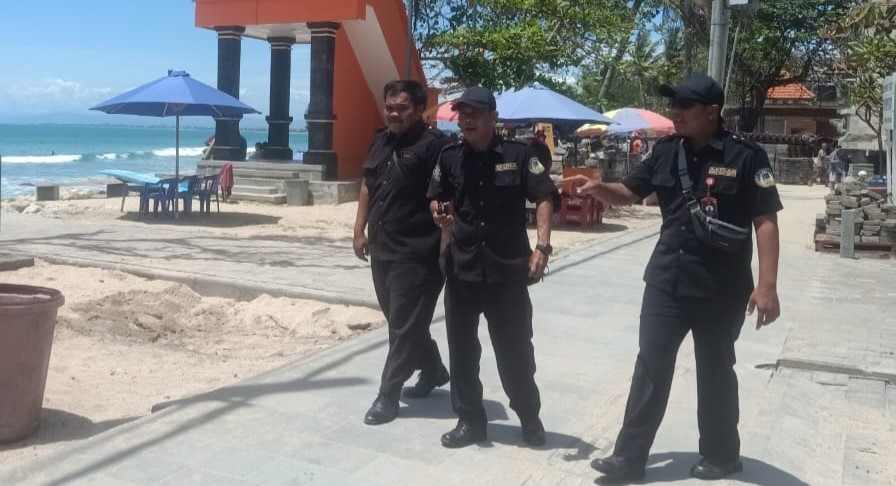 PANTAU SITUASI : Sejumlah petugas Satgas melakukan patroli di Pantai Kuta, Kecamatan Kuta, Badung. (andre sulla/radar bali)