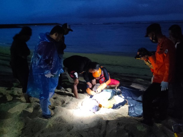 MANCING DI LAUT: Petugas gabungan polisi dan BPBD Badung mengevakuasi Imam Sadili yang sudah meninggal saat mancing di Pantai Samabe Nusa Dua Minggu 15 Januari 2023