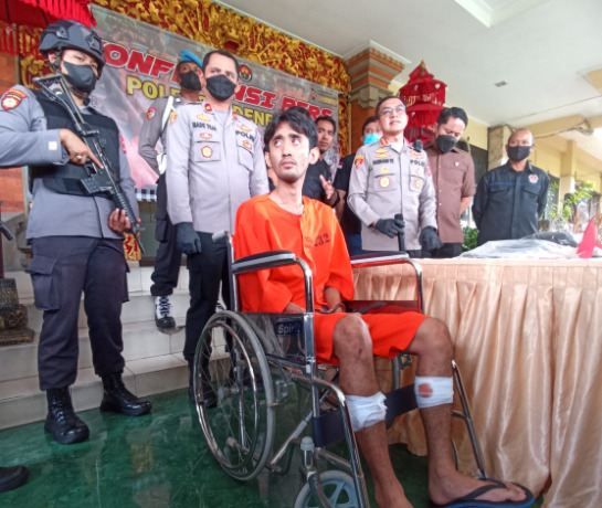 TERANCAM HUKUMAN BERAT: R Aryo Puspo Buwono, 26,  saat diamankan di Polda Bali setelah ditangkap dan ditembak kakinya karena melawan petugas. Kini Aryo menejani sidang di PN Denpasar