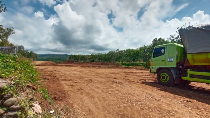 PINTU MASUK: Proses meratakan tanah untuk jalan tol di lahan perkebunan Perumda Bali Kamis (12/1/2023)