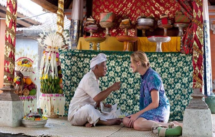 KHAS BALI: Salah seorang Balian sedang menerima konsultasi tamu asing untuk pengobatan tradisional ala Bali.