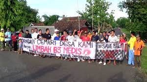 TOLAK DICEMARI: Aksi masyarakat desa Pengambengan Jembrana atas pembangunan pabrik pengolahan limbah B3 di Jembrana beberapa waktu lalu.