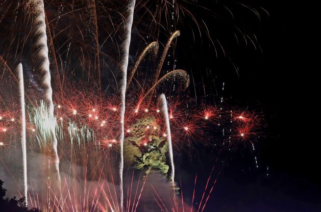 INDAH: Patung GWK Cultural Park tampak terlihat bercahaya warna warni kembang api saat pergantian tahun 2022 - 2023 tadi malam.