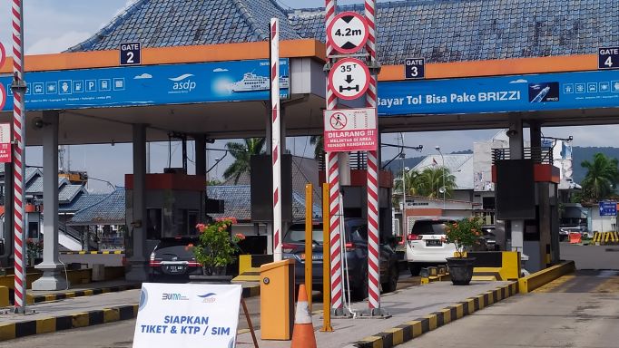 PADAT MALAM HARI: Pintu masuk Pelabuhan Gilimanuk masih minim kendaraan yang akan keluar Bali, Minggu (1/1).