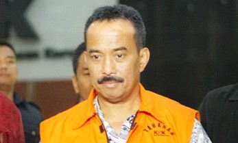 DARI PENJARA KE PENJARA : M. Samanhudi Anwar memakai rompi tahanan setelah ditangkap dalam kasus korupsi. Kini dia mendekam di bui lagi. (foto: jawapos.com)