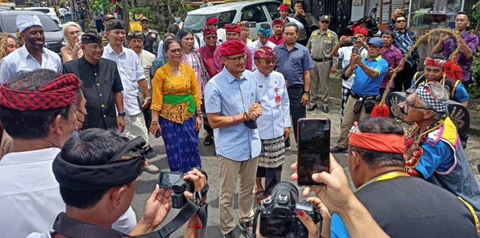 OPTIMISTIS : Sandiaga Uno saat  mengunjungi Puri Anyar Kerambitan, Tabanan bersama dengan rombongan. (foto: juliadi/radar bali)