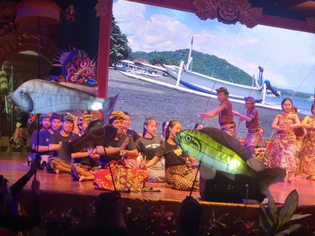 MERAYAKAN: Sedang gladi untuk pembukaan hajatan sastra dan budaya Bali ini melalui prosesi Sesolahan (pergelaran) Sandhya Githa “Nawa Ruci” oleh Sanggar Seni Kokar Bali di Art Centre kemarin (31/1)