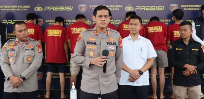 TUJUH ORANG : Polisi menetapkan tujuh tersangka dalam kasus pelemparan batu terhadap dua bus yang ditumpangi pemain dan official Persis Solo pada hari Sabtu (28/1/2023) lalu. (foto: Polres Tangerang Selatan ).