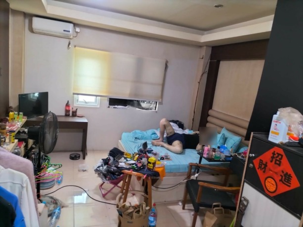 TERGELETAK: Turis Taiwan yang terlihat sudah kaku dan mulai membusuk di kamar hotel Swarhaloka Kuta, bernama Liu Cheng Hsueh, 43, tewas Selasa (17/1/2023). Radar Bali Photo