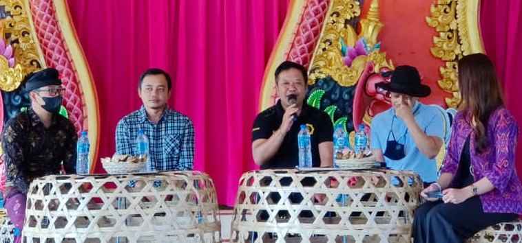 BEBERKAN PERSAINGAN ERA DIGITAL : Para pembicara talk show bertajuk Penguatan Potensi Masyarakat Desa Penglipuran Berbasis Komunikasi Pemasaran Terpadu di Desa Penglipuran, Bangli, Sabtu (7/1/2023). (foto : istimewa)
