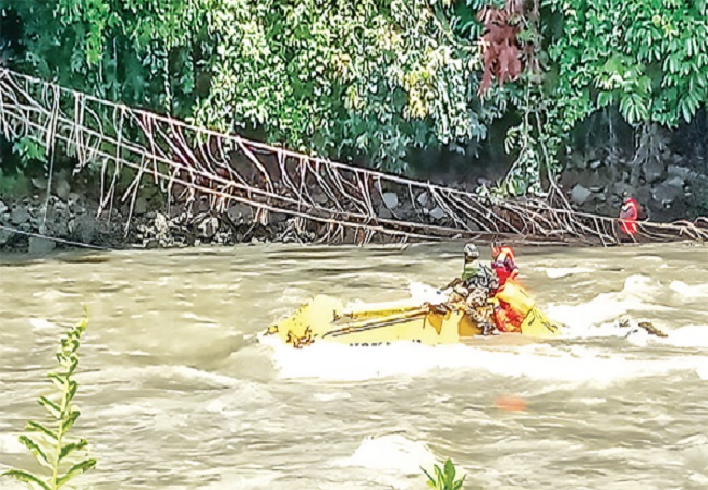 Pencarian para korban yang hanyut di Sungai Digoel, Pegunungan Bintang, setelah tali jembatan putus Sabtu (28/1) lalu. (HUMAS POLDA PAPUA)