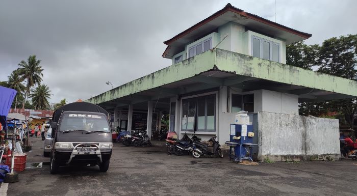 SEMPAT BERJAYA: Suasana Terminal Pesiapan yang menjadi lokasi “warung plus-plus” atau tempat prostitusi. (foto:tim radar bali)