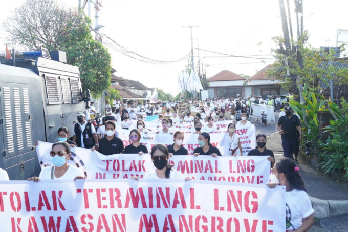 DUKUNG LUHUT: Aksi anasir Walhi Bali dan sejumlah organ masyarakaty menolak proyek terminal LNG Sidakarya.