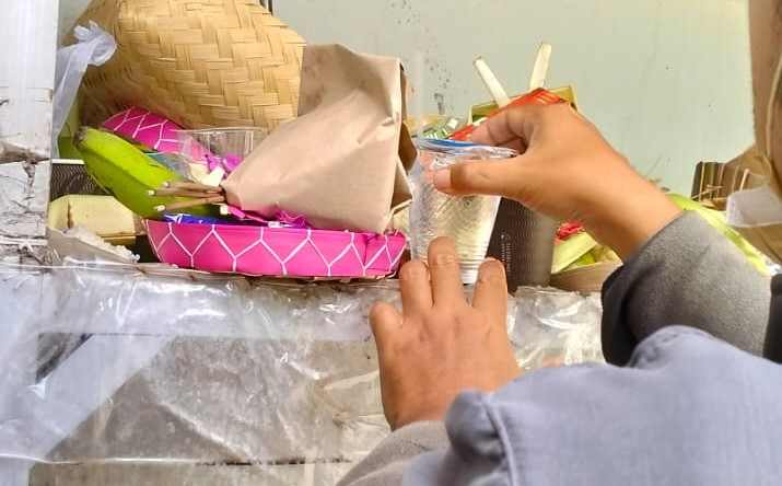 MENGHATURKAN MAKANAN: Tradisi mepunjung tidak saja berlangsung di kuburan. Di RSUP Prof. Ngoerah Sanglah juga menyediakan tempat mepunjung. Seperti yang tampak di areal Ruang Jenazah. [foto: ib.indra prasetia/radar bali]