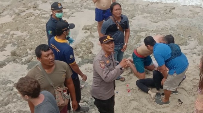 TAK TERSELAMATKAN JIWANYA: Polisi Padangbai menolong Yang Man warga asal Tiongkok ke Puskesmas Manggis diduga akibat tenggelam saat melakukan aktivitas snorkling di Pantai Bloo Lagoon, Sabtu kemarin. (istimewa)