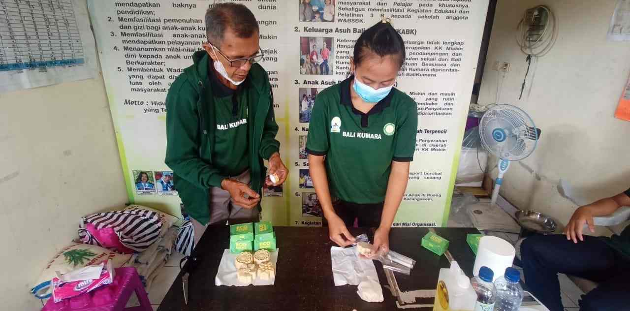 KREATIVITAS MENDAUR ULANG : Yayasan Bali Kumara saat memperkenalkan produk sabun mandi berbahan sampah organik. (foto:zulfika rahman)
