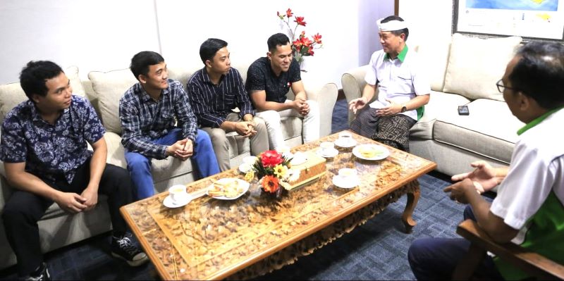 SEMANGAT TINGGI : 17 dari 55 Anak KK miskin Klungkung segera bekerja di luar negeri. Empat dari mereka bertemu Bupati Klungkung Nyoman Suwirta. (foto:humas klungkung)