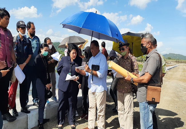 Kuasa hukum 25 warga desa Tangkas, Johny Max Riwoe (tiga dari kanan) saat mengawal sidang pemeriksaan setempat (PS) dalam perkara sengketa lahan dengan No. 81/Pdt.G/2022/PN Spr di kawasan proyek Pusat Kebudayaan Bali (PKB) Kabupaten Klungkung. (ist)