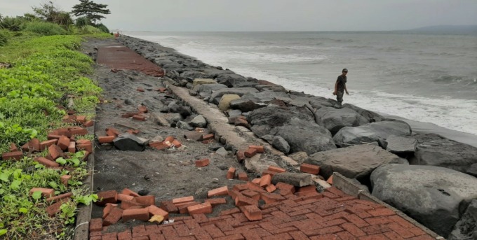 SUDAH ACAKADUL : Kondisi jogging track Pantai Watu Klotok yang sudah rusak. (dewa ayu pitri arisanti/radar bali)