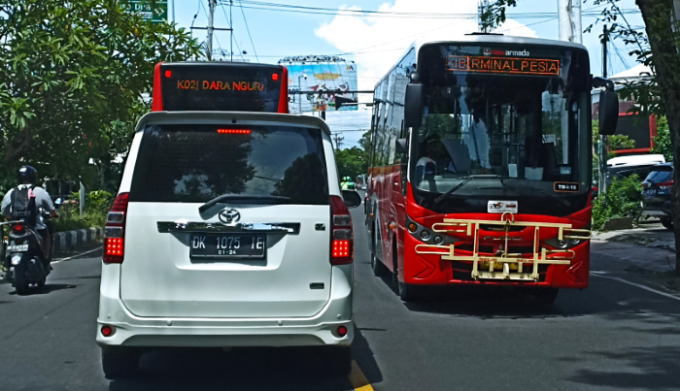 DALAM PANTAUAN : Sopir bus Trans Metro Dewata bisa dipotong gajinya bila ugal-ugalan (foto:adrian suwanto/radar bali)