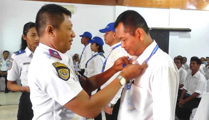 DIHARAPKAN BISA MENEKAN ANGKA KECELAKAAN : Pelatihan para sopir angkutan di Hotel Puri Sharon, Singaraja, Buleleng. (foto: eka prasetya/radar bali)