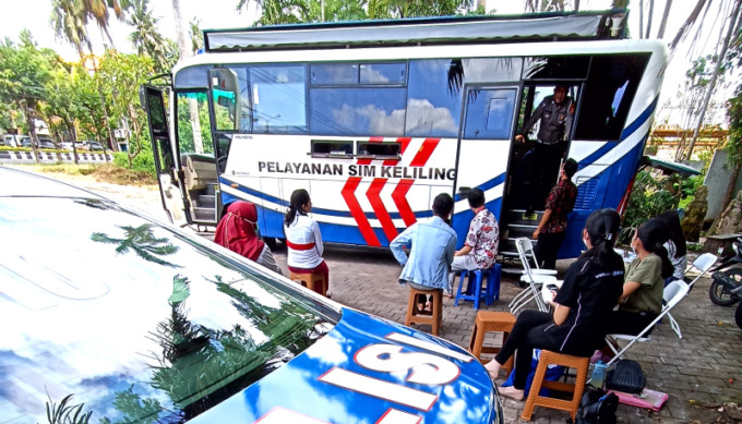 BISA BEBAS KERUMUNAN CALO : Pelayanan SIM Keliling Polresta Denpasar di Desa Budaya Kertalangu, Denpasar. Dengan SIM keliling begini warga bisa terbebas dari jerat calo.(FOTO:  ADRIAN SUWANTO/RADAR BALI)