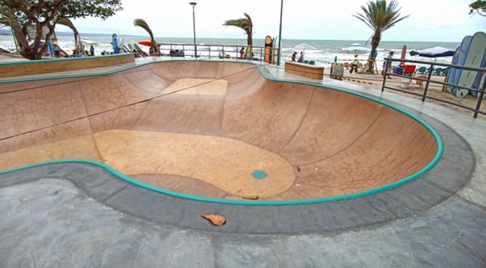 TINGGAL TUNTASKAN RITUAL : Kuta Beach Skatepark sebagai wahana baru di pinggir pantai Kuta bagi para skaters. (adrian suwanto/radar bali)