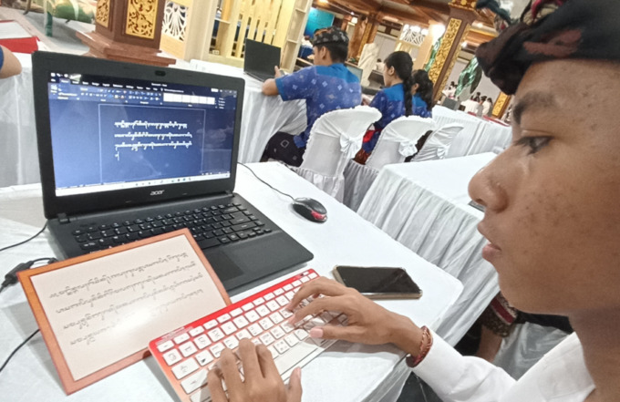 MENGIKUTI PERUBAHAN ZAMAN : Upaya digitalisasi aksara Bali dilakukan agar tidak tergerus zaman. (adrian suwanto/radar bali)