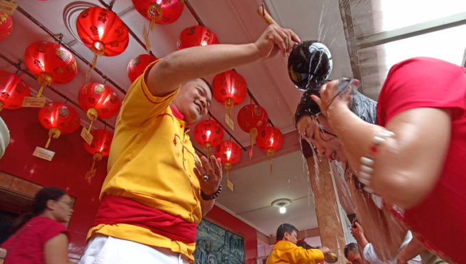 GELAR PERSEMBAHYANGAN : Perayaan Cap Go Meh di Vihara Dharmayana Kuta, Jalan Blambangan, Kuta . (foto Adrian Suwanto/ Radar Bali)